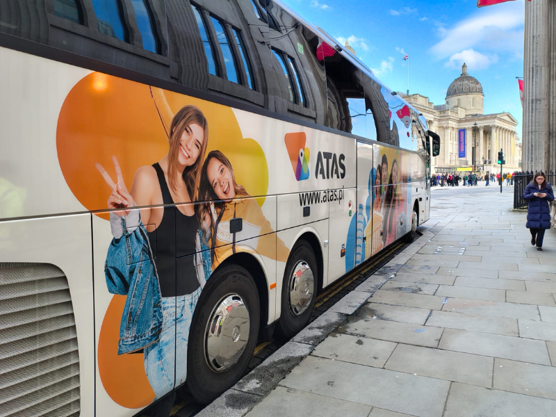 Autokar ATAS model Mercedes 2025 na wycieczce szkolnej